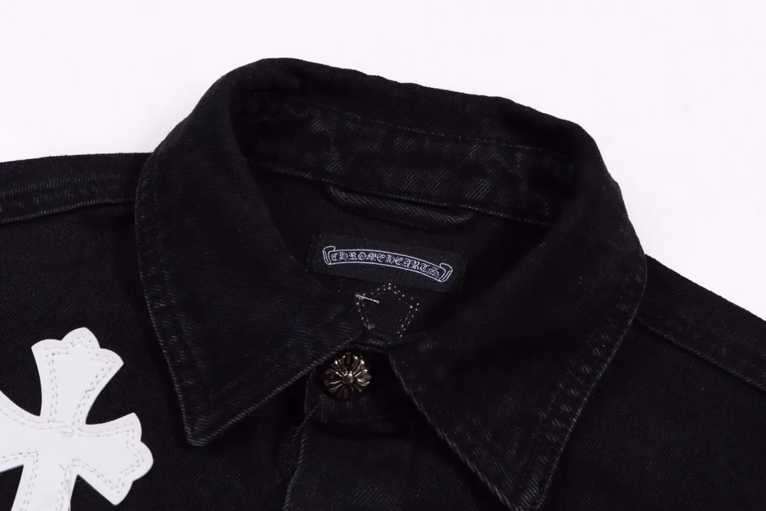 P270 model number: H343 Chrome Hearts leather cross patchwork embroidered shirt jacket! OS version can be worn by both men and women! The fabric is made of twill gauze cotton fabric! The texture is clear and smooth, not easy to wrinkle or fade! The embroidery process is complex and repetitive. There are more than 20 leather labels. It takes 6 repeated embroideries to complete the back body. ✅The requirements for the embroidery machine are very strict, and the distance is 45 cm! It won’t work if the spacing is too big, and it won’t work if it’s too small! We make clothes with care, and every detail must be restored one to one! The hardware is all carved and cast, and they are all genuine from the original factory! This piece of clothing consumes a lot of material, with more than 3 meters of material used for one piece of clothing! After the garment is made, it needs to be fixed at high temperature, washed at a water temperature of more than 70 degrees, and softened by adding softener to make the upper body softer and smoother! There is a flap on the sleeve that can be stored into short sleeves! Make it fit that understanding ⚠️ Color: Black Size: S-XL